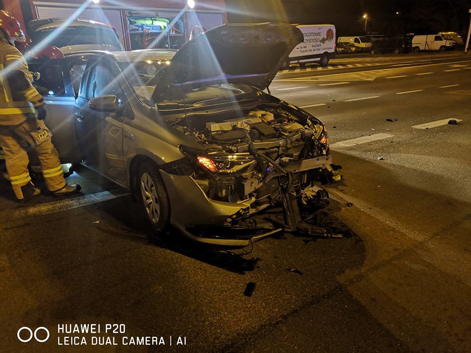 Nocny wypadek na skrzyżowaniu ul. Pułaskiego i Przepadek, dwie osoby ranne