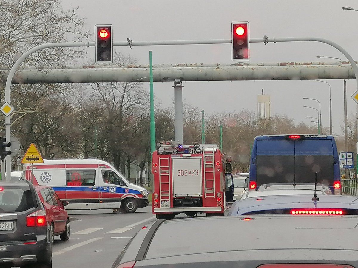 Zderzenie samochodów na skrzyżowaniu ul. Marcelińskiej i Przybyszewskiego, duże utrudnienia w ruchu w okolicy