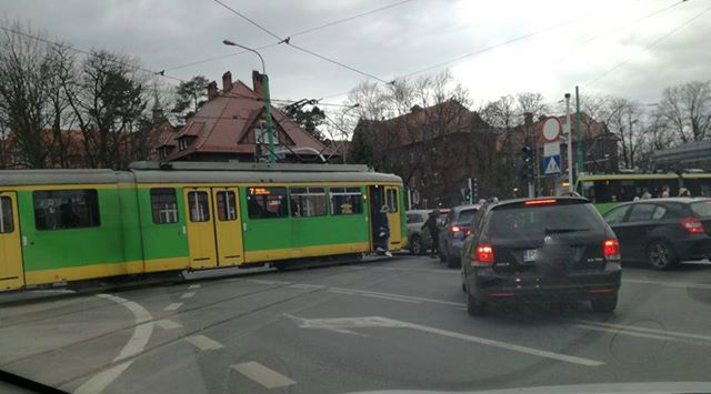 Zderzenie samochodu z tramwajem na Rondzie Jana Nowaka-Jeziorańskiego (Aktualizacja)