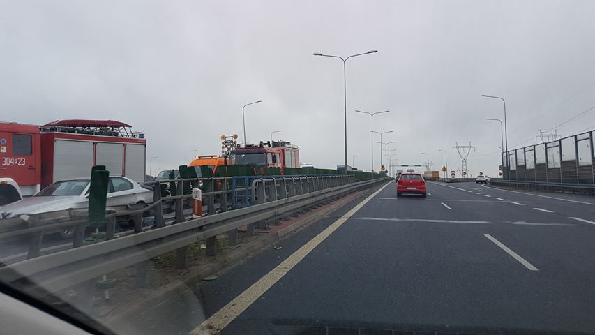 Zderzenie ciężarówki z samochodem osobowym na S11 w Swadzimiu, droga niemal całkowicie zablokowana (Aktualizacja)