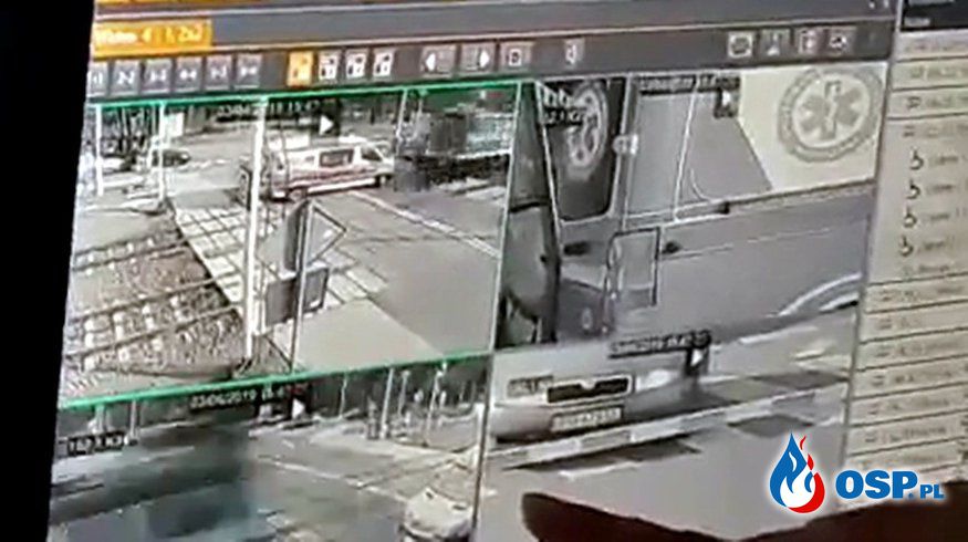 Ujawniono nagranie z wypadku w Puszczykowie, na którym widać zderzenie karetki z pociągiem