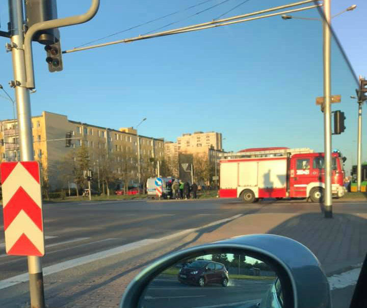 Bus wpadł na barierki w rejonie skrzyżowania ul. Umultowskiej i Wiechowicza (Aktualizacja)
