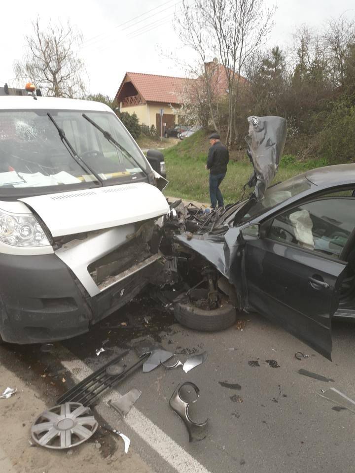 Zderzenie samochodów w Kamionkach pod Poznaniem, droga zablokowana