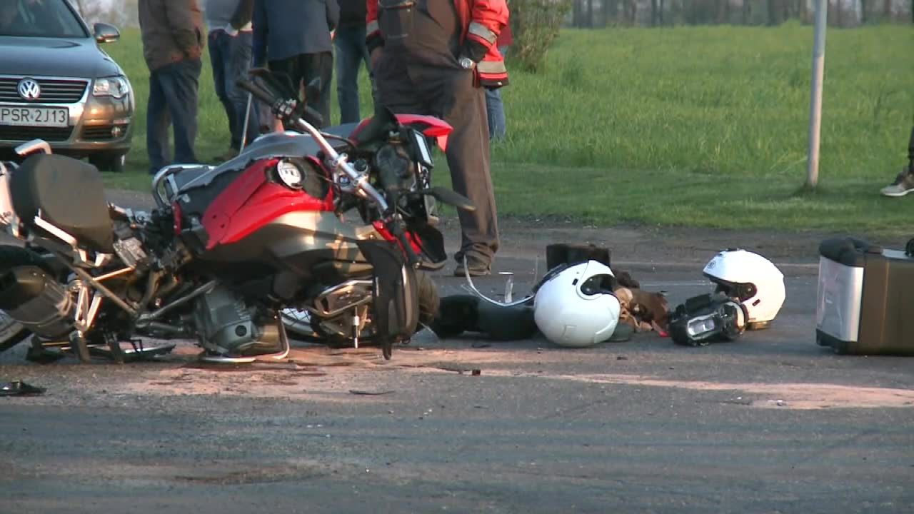 Jedna osoba nie żyje, a cztery zostały ranne w zderzeniu motocykla z samochodem na DW 432