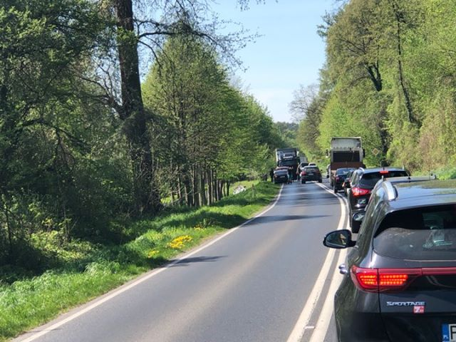Trasa Poznań – Puszczykowo zablokowana na DW430. Samochód wpadł do rowu