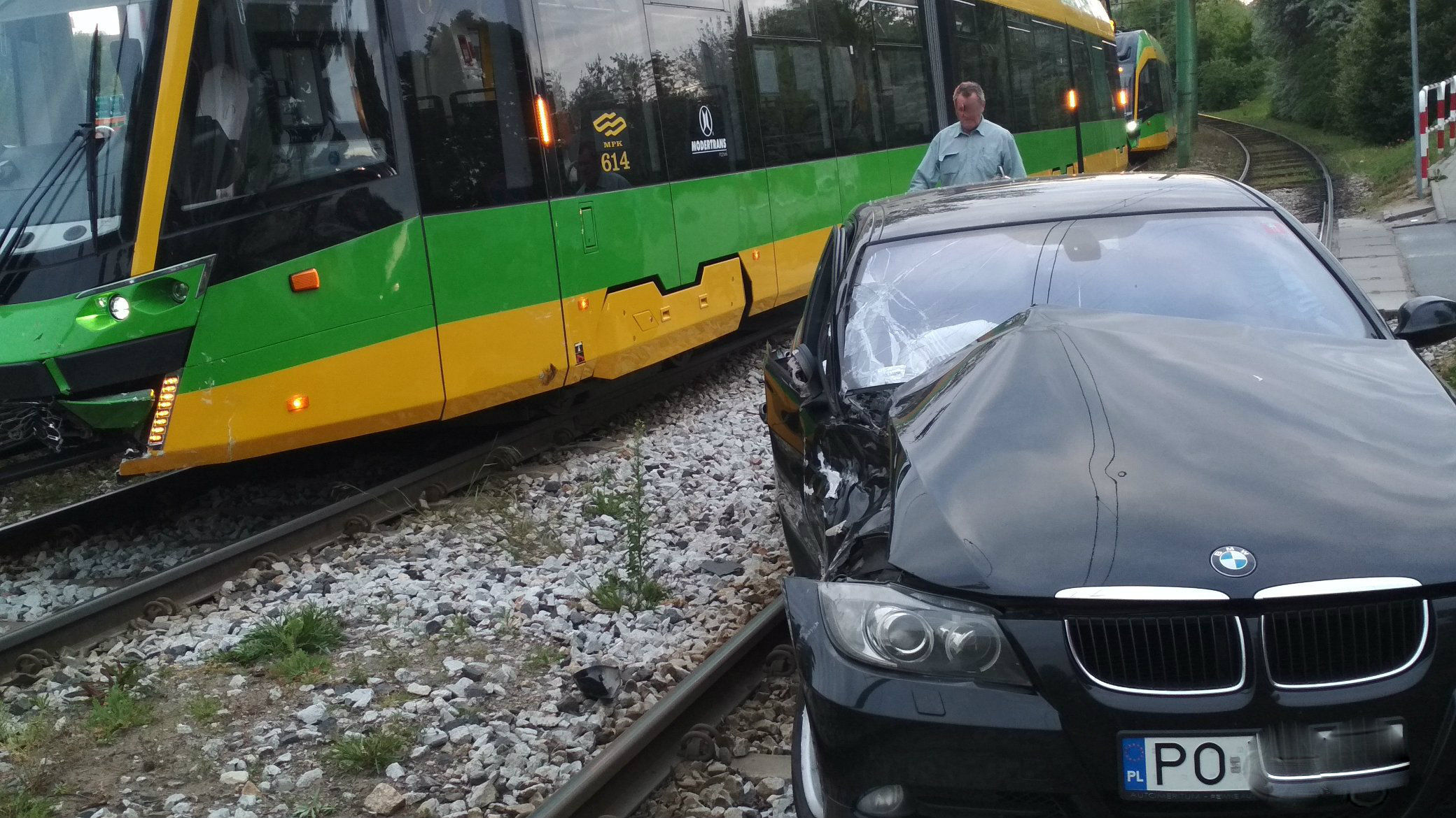 Zderzenie samochodu z tramwajem na os. Polanka