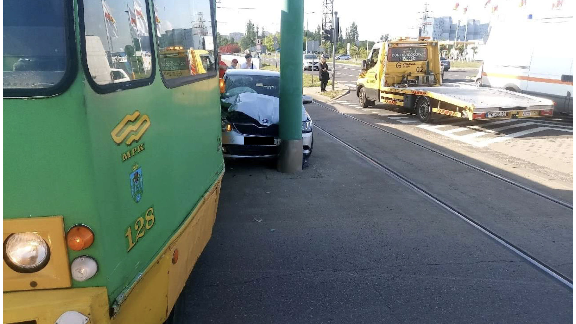 Na ul. Szwajcarskiej samochód zderzył się z tramwajem