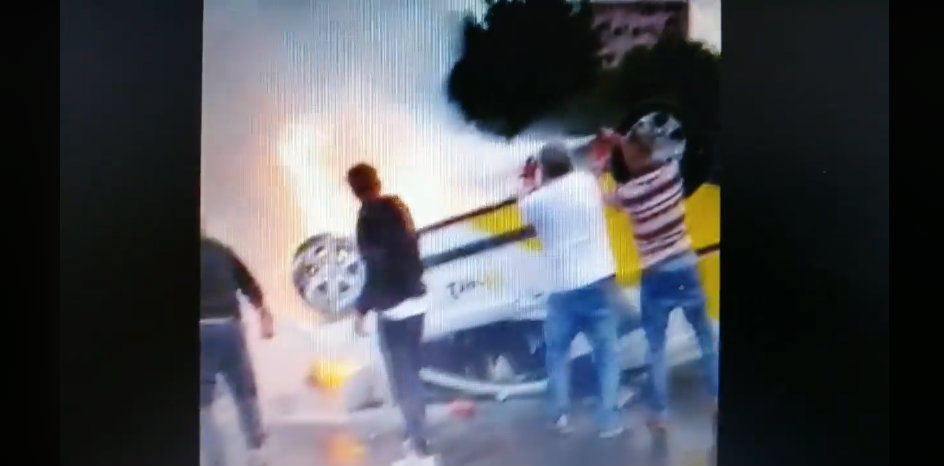 Wypadek na ul. Hlonda – świadkowie ugasili pożar samochodu, w którym był zakleszczony kierowca