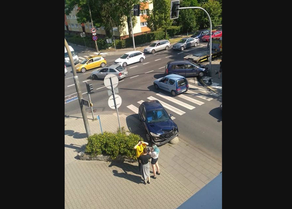 Po kolizji samochodów na skrzyżowaniu ul. Grochowskiej i Świt nie działa sygnalizacja świetlna