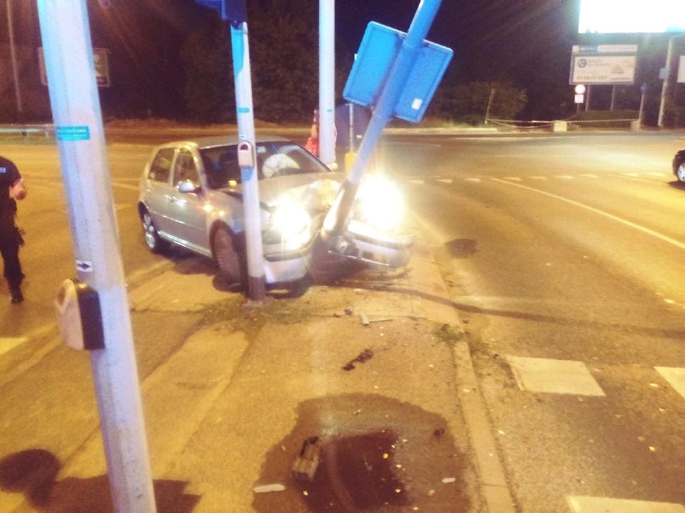 Samochód uderzył w słup na skrzyżowaniu ul. Niestachowskiej i św. Wawrzyńca