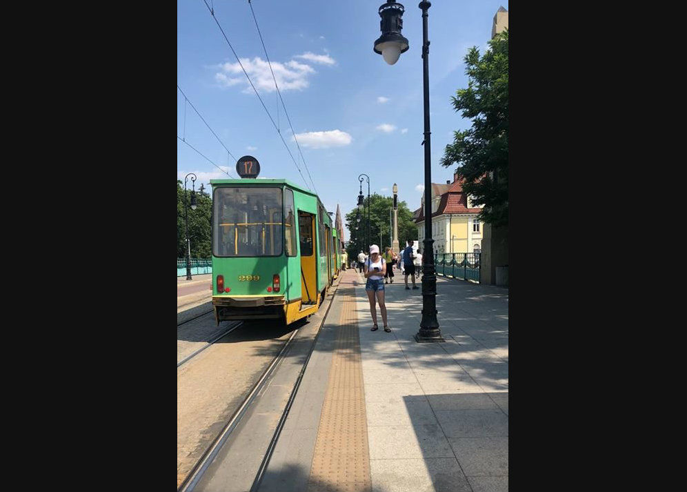 Kolizja tramwaju z samochodem na ul. Fredry