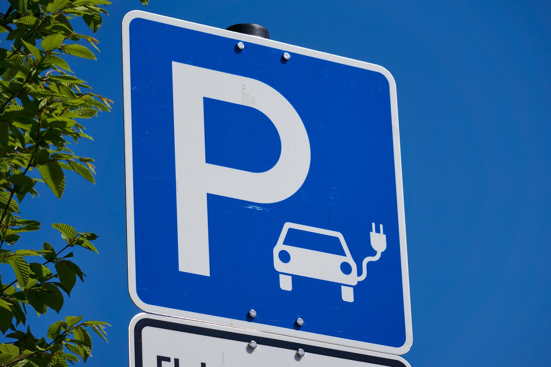 Polskie parkingi podziemne i tunele nie są przygotowane na samochody elektryczne