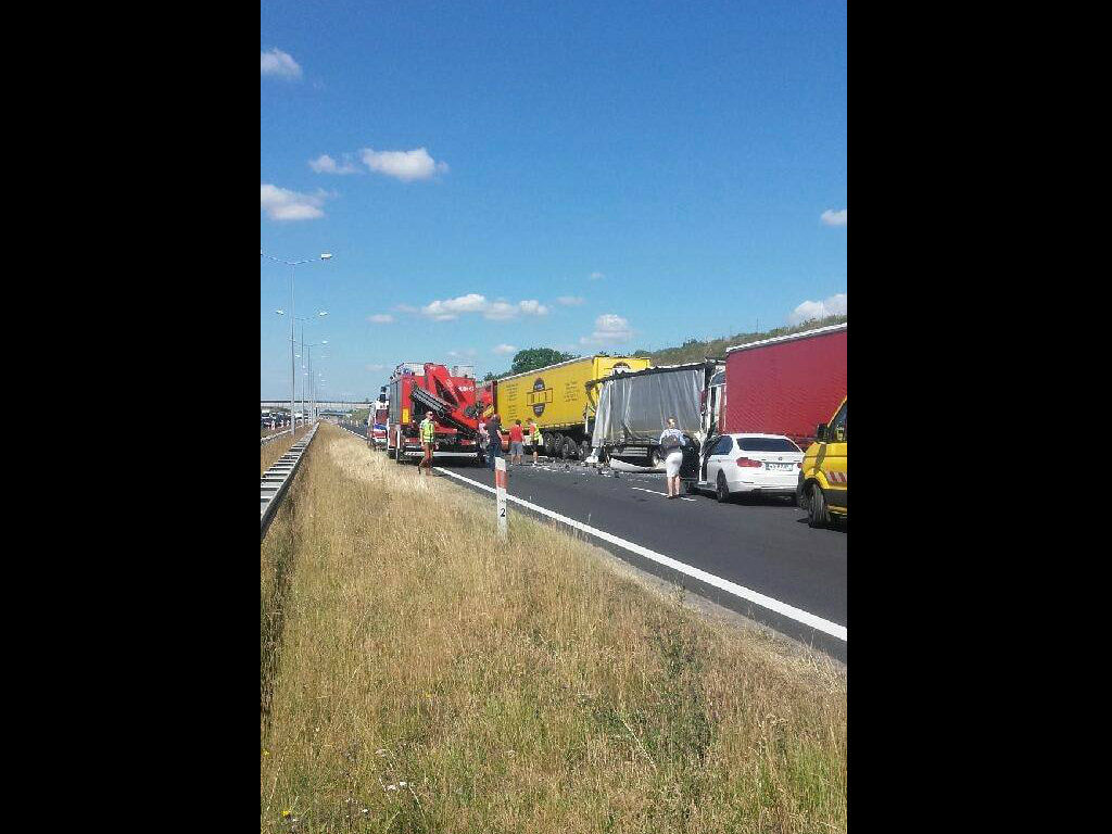 Poważny wypadek na autostradzie A2. Zderzyło się kilka samochodów ciężarowych i osobowych! (Aktualizacja)