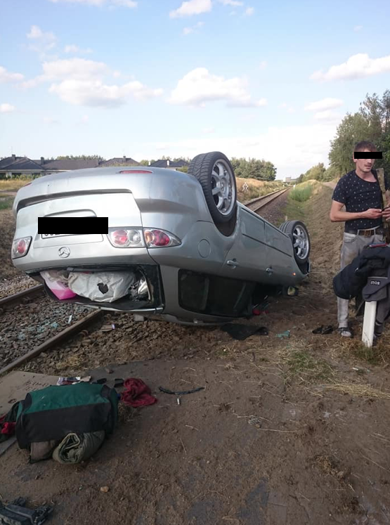 Pijany kierowca omal nie potrącił dzieci i dachował na przejeździe kolejowym