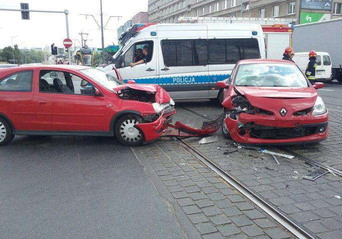 Zderzenie samochodów na skrzyżowaniu ul. Rolnej i Hetmańskiej, wstrzymany ruch tramwajowy (Aktualizacja)