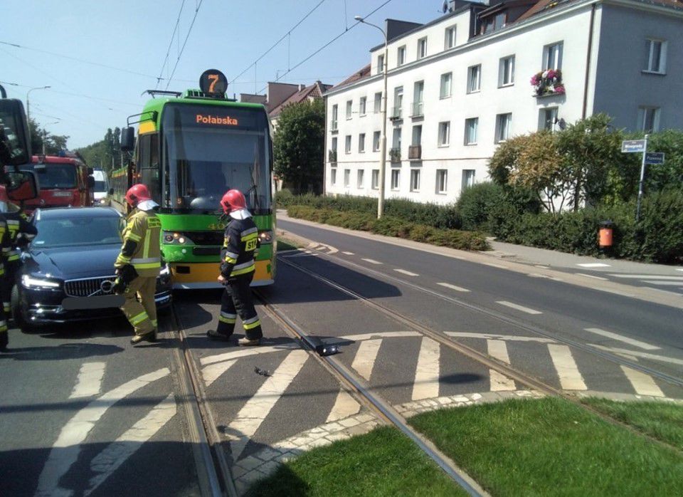 Zderzenie samochodu z tramwajem na ul. Winogrady