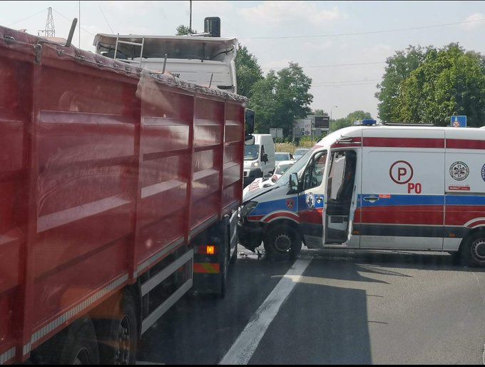 Zderzenie karetki z ciężarówką na skrzyżowaniu ul. Lutyckiej i Strzeszyńskiej