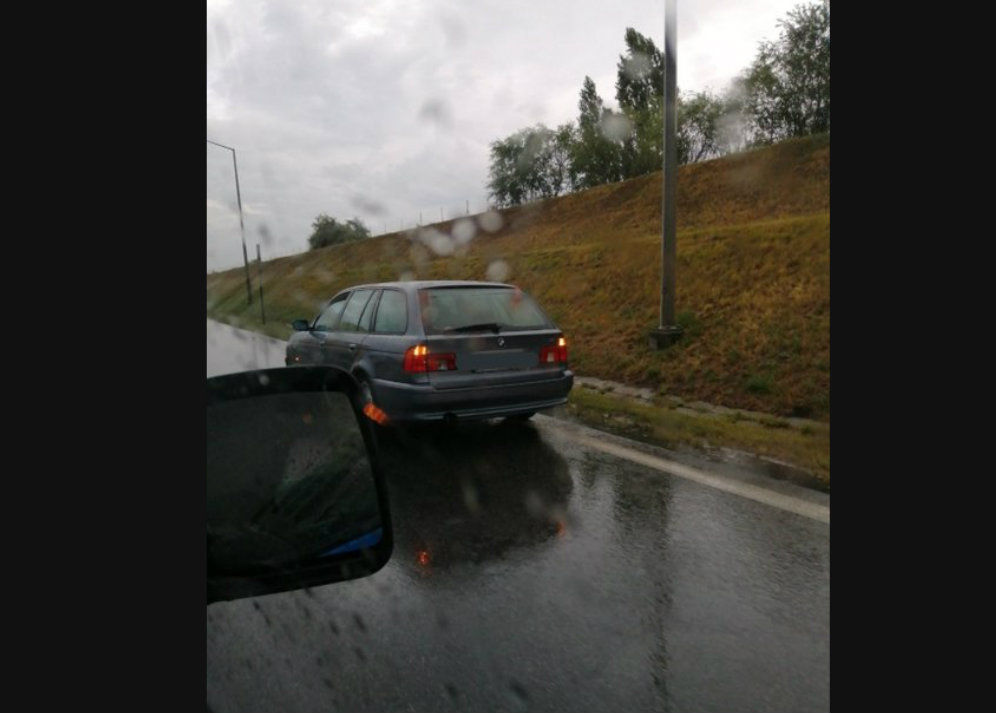 Zepsuty samochód na zjeździe na autostradę A2 na węźle Poznań-Krzesiny