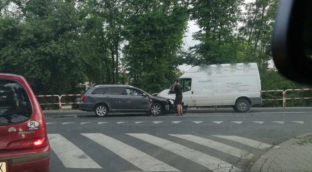 Zderzenie samochodów na skrzyżowaniu ul. Mateckiego i Obornickiej