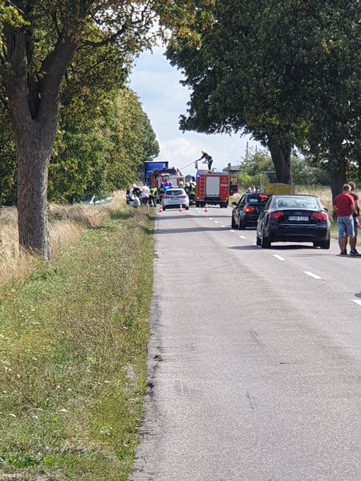 Wypadek w miejscowości Międzylesie, droga z Murowanej Gośliny do Rogoźna zablokowana