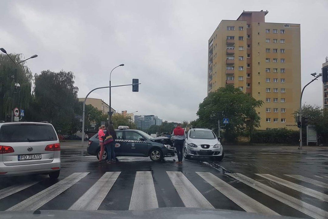 Kolizja na skrzyżowaniu ul. Marcelińskiej i Grochowskiej – utrudnienia w ruchu
