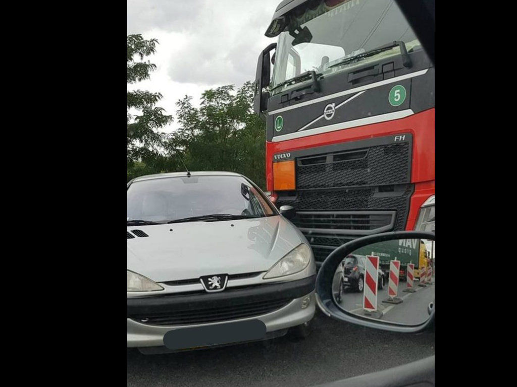 Zderzenie samochodu osobowego z ciężarówką na moście Lecha