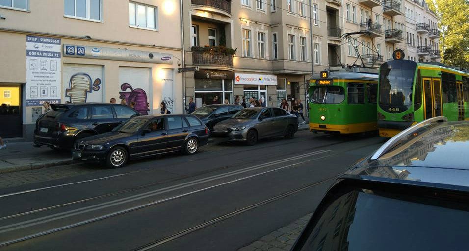 Kierowcy po kolizji samochodów wstrzymali ruch tramwajowy, bo… spisywali oświadczenie