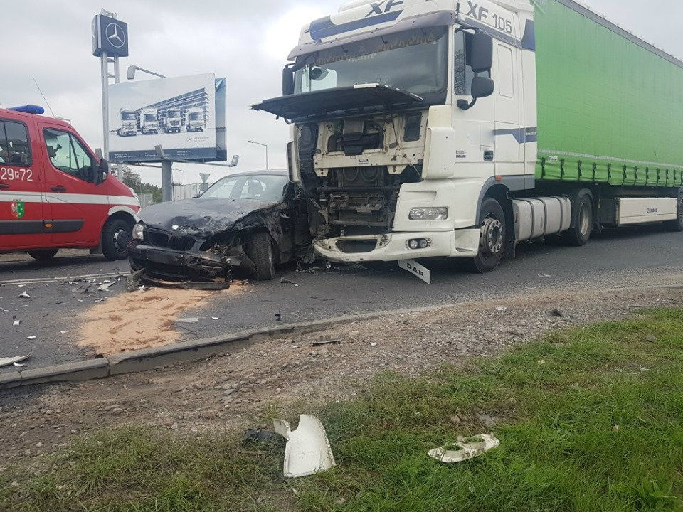 Zderzenie samochodu z ciężarówką w Komornikach, duże korki w okolicy