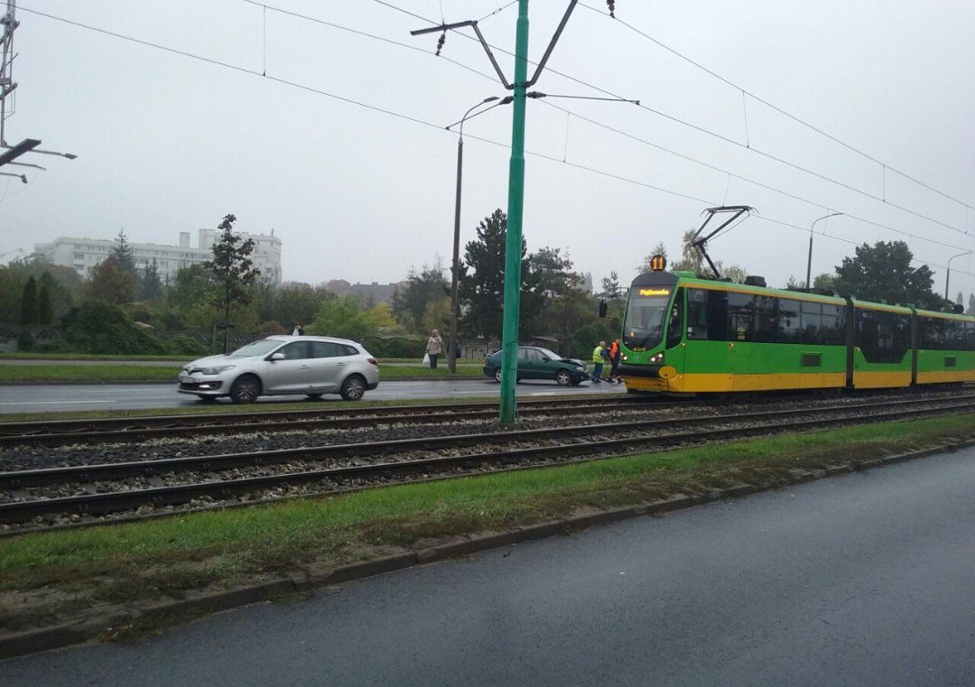 Samochód uderzył w tramwaj. W pojeździe przewrócił się wózek z dzieckiem – utrudnienia na ul. Hetmańskiej (Aktualizacja)