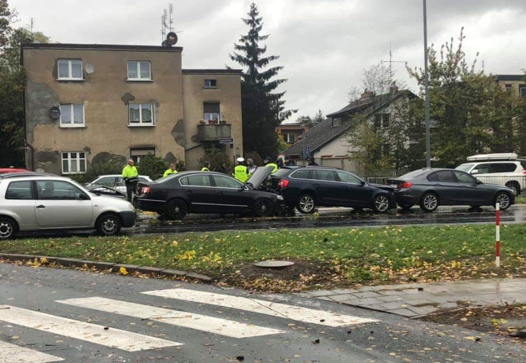 Zderzenie kilku pojazdów na ul. Dąbrowskiego