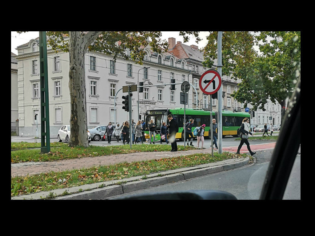 Zderzenie samochodu z autobusem w rejonie skrzyżowania ul. Marcelińskiej i Przybyszewskiego