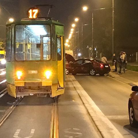 Zderzenie samochodu z tramwajem na ul. Dąbrowskiego – tramwaje kursują objazdem (Aktualizacja)