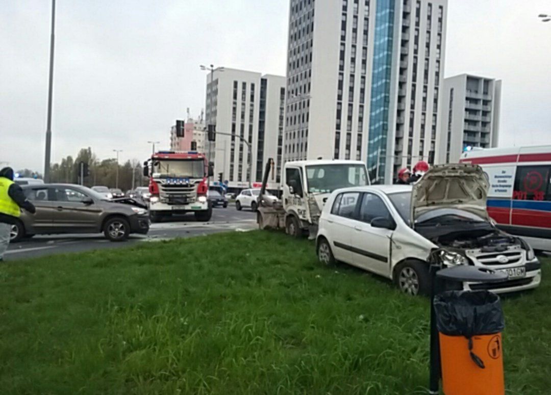 Zderzenie kilku pojazdów na skrzyżowaniu ul. Warszawskiej i Krańcowej
