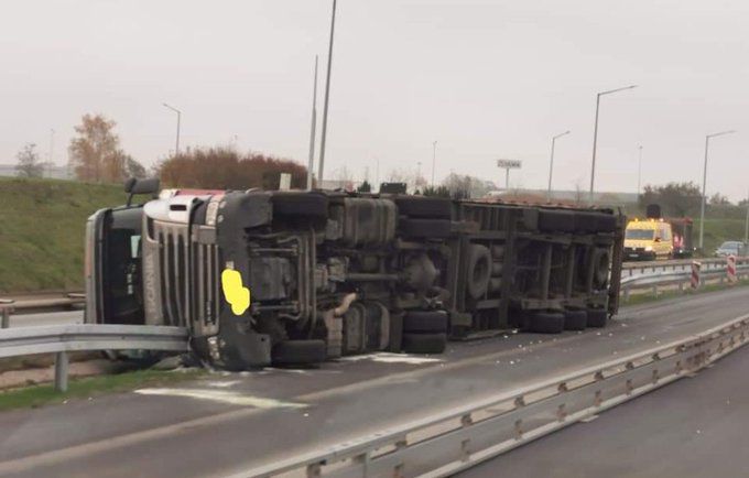 Przewrócona ciężarówka na autostradzie A2, zablokowana nitka w kierunku Świecka (Aktualizacja)