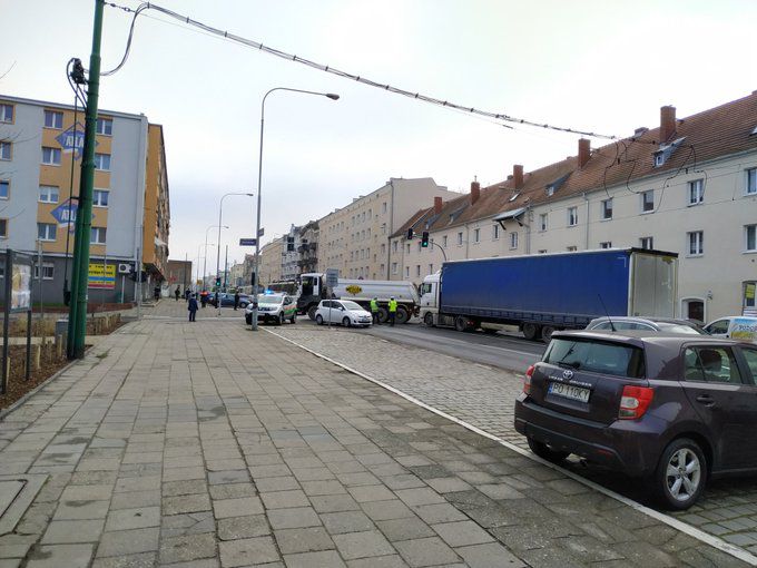Zepsuta ciężarówka blokuje przejazd tramwajów na ul. Dąbrowskiego i utrudnia przejazd samochodów