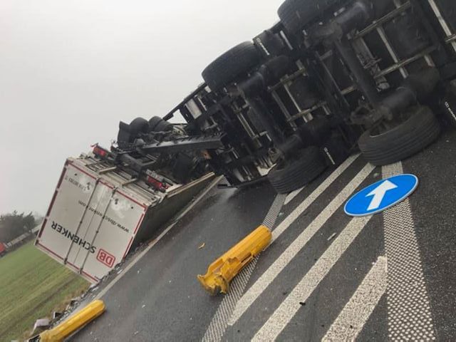 Przewrócona ciężarówka blokuje przejazd DK92 w Pniewach. Utrudnienia moga potrwać kilka godzin