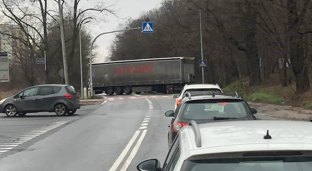 Samochód ciężarowy blokuje przejazd ul. Lechicką!