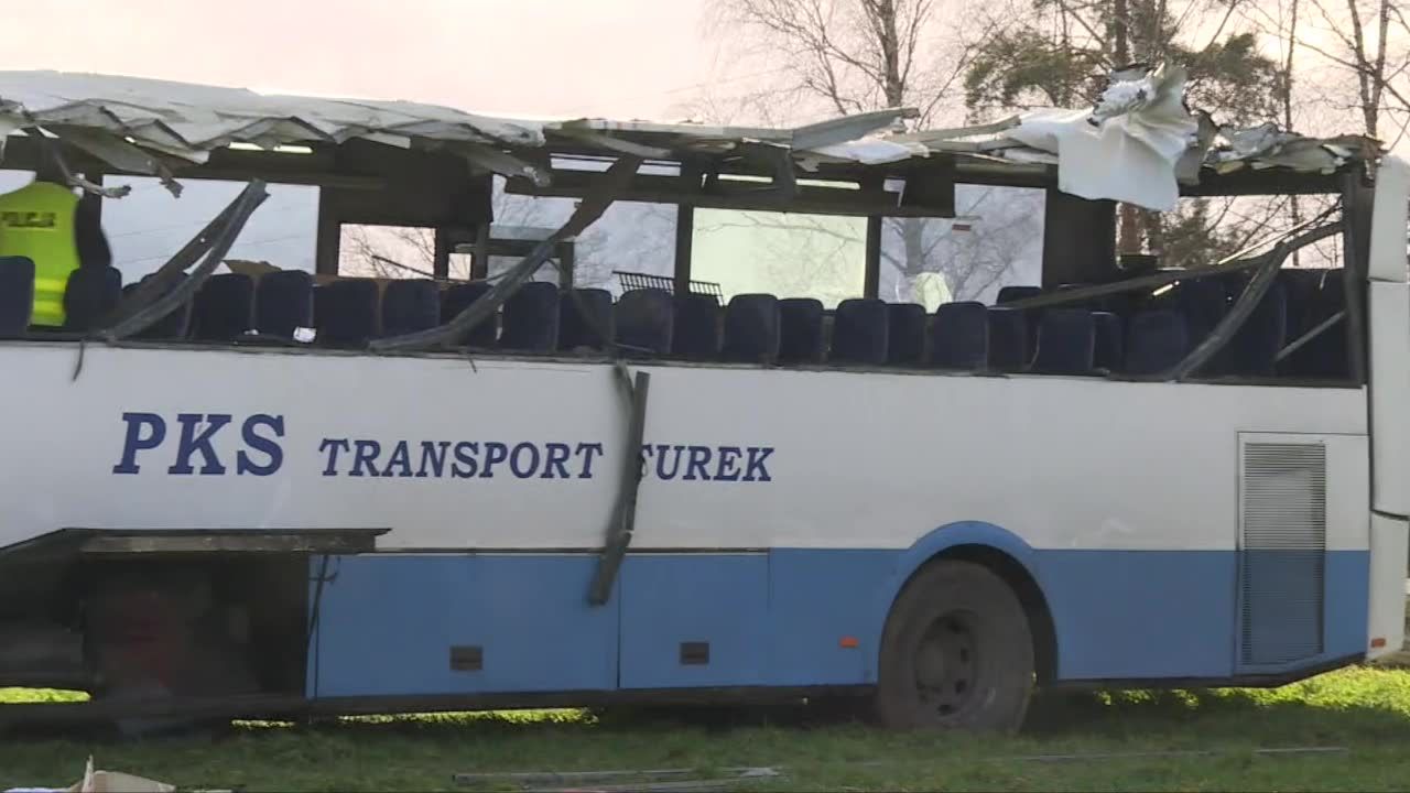 Wiatr zepchnął autobus szkolny do rowu i na drzewo, kilkoro dzieci jest rannych (Aktualizacja)