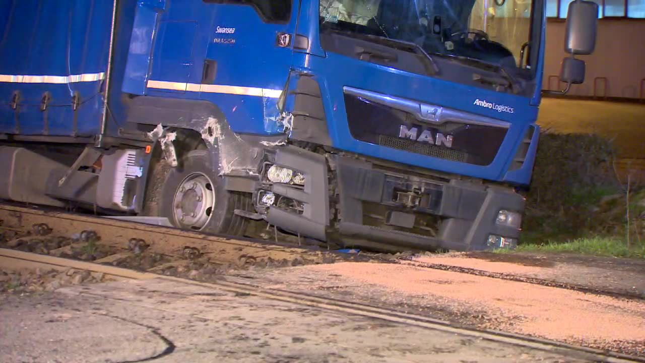“Samochód ciężarowy wjechał pod nadjeżdżający pociąg”. Dwie osoby ranne w wypadku pod Poznaniem