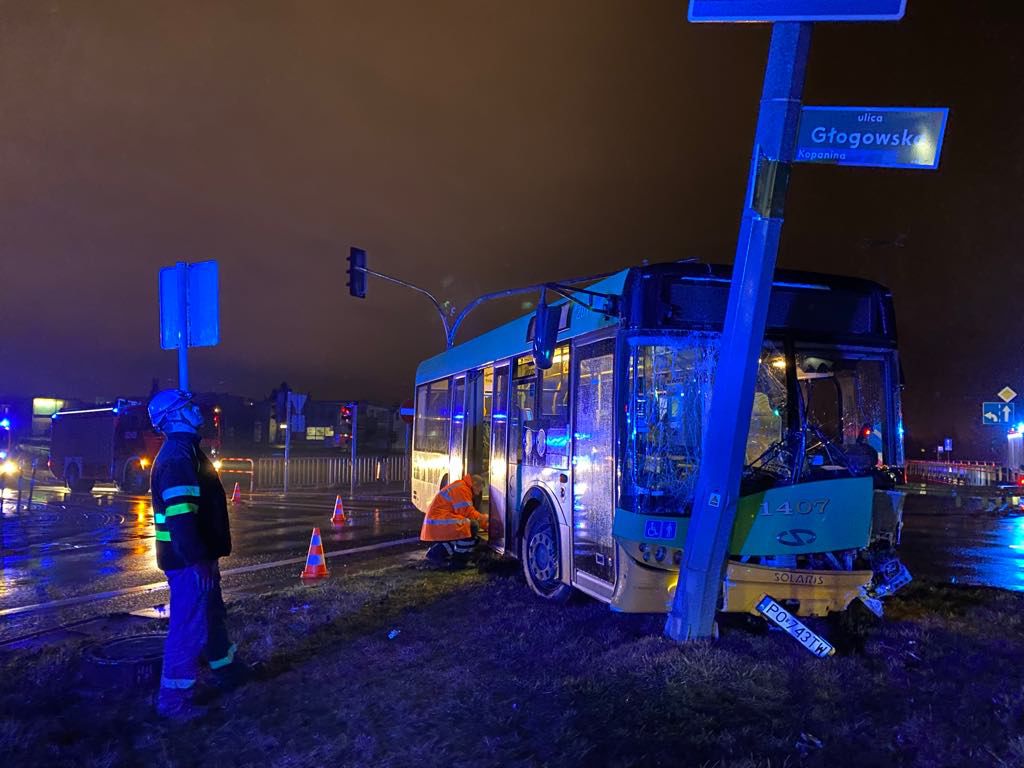 Zderzenie samochodu osobowego z autobusem MPK. Kilka osób zostało rannych