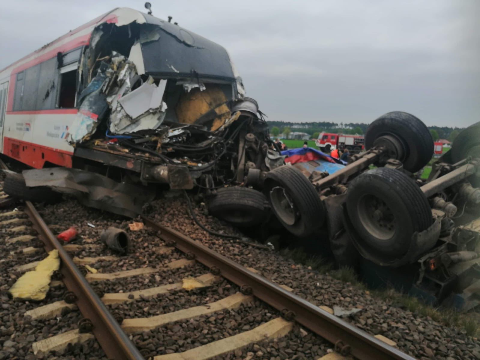 “Ciężarówka przełamała się na pół” – policja opisuje dzisiejszy wypadek na przejeździe kolejowym pod Poznaniem (Aktualizacja)