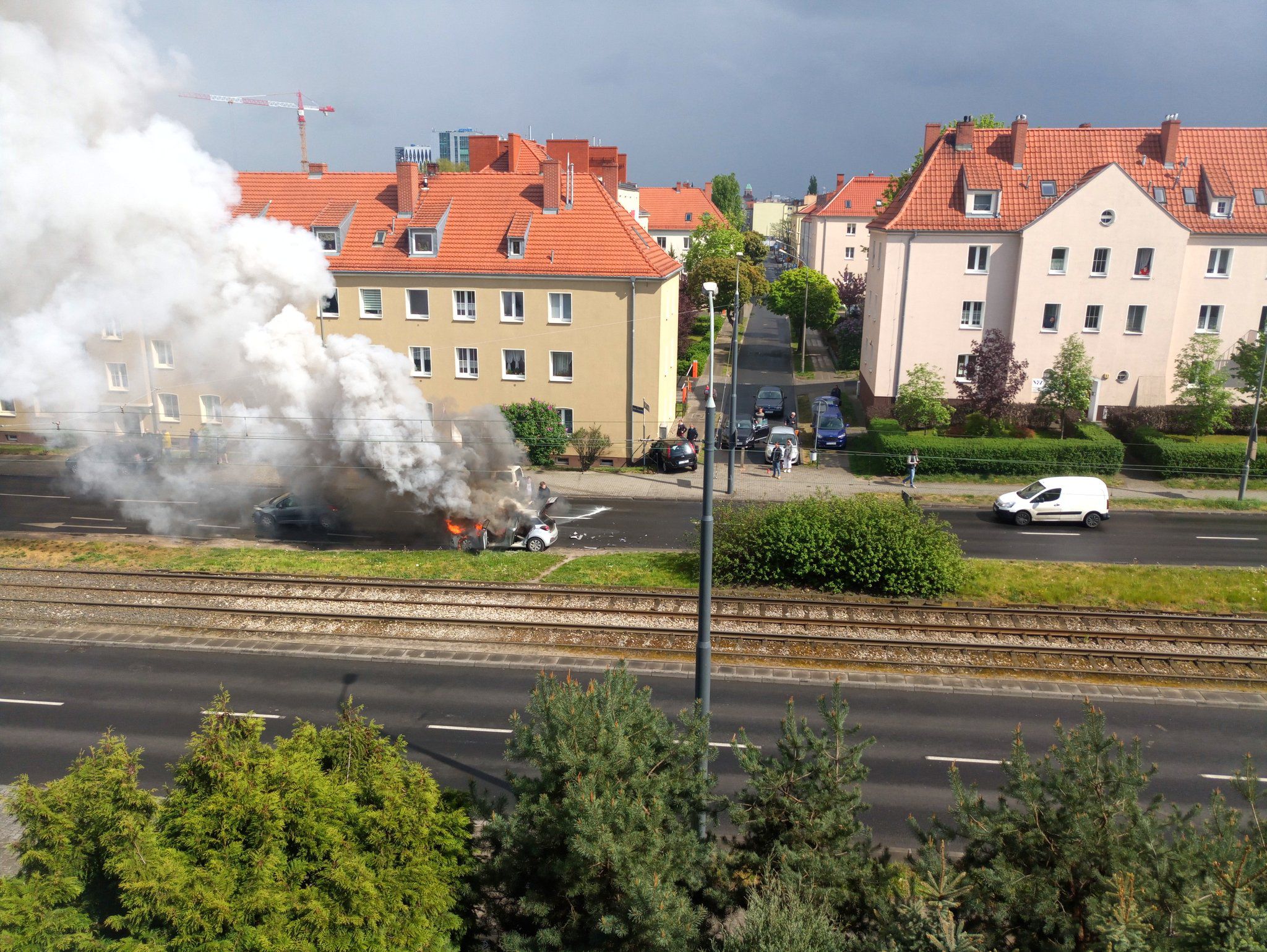 Zderzenie kilku samochodów na ul. Przybyszewskiego – jeden się zapalił, drugi uderzył w budynek