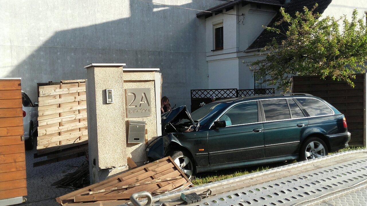 Samochód uderzył w płot, utrudnienia na ul. Ługańskiej