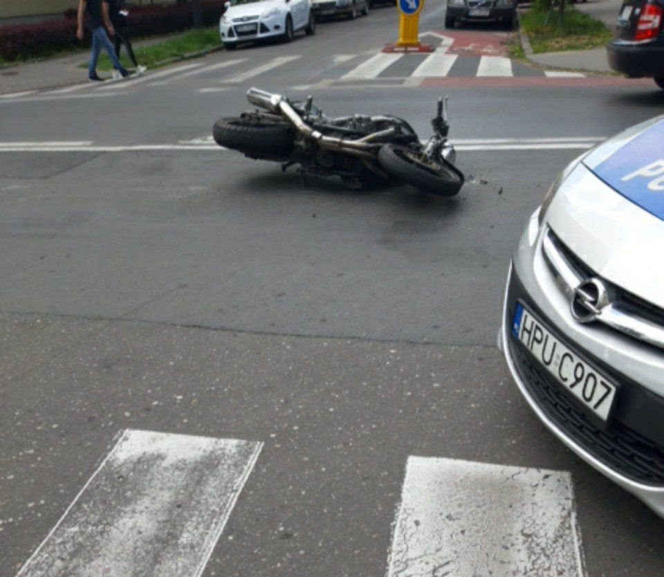 Wypadek z udziałem motocyklisty. Duże utrudnienia w ruchu na skrzyżowaniu ul. Kasprzaka i Potworowskiego