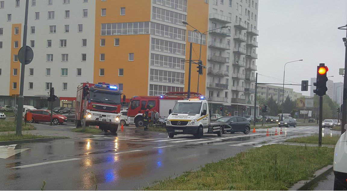 Zderzenie samochodów na skrzyżowaniu ul. Wojciechowskiego i Kurpińskiego