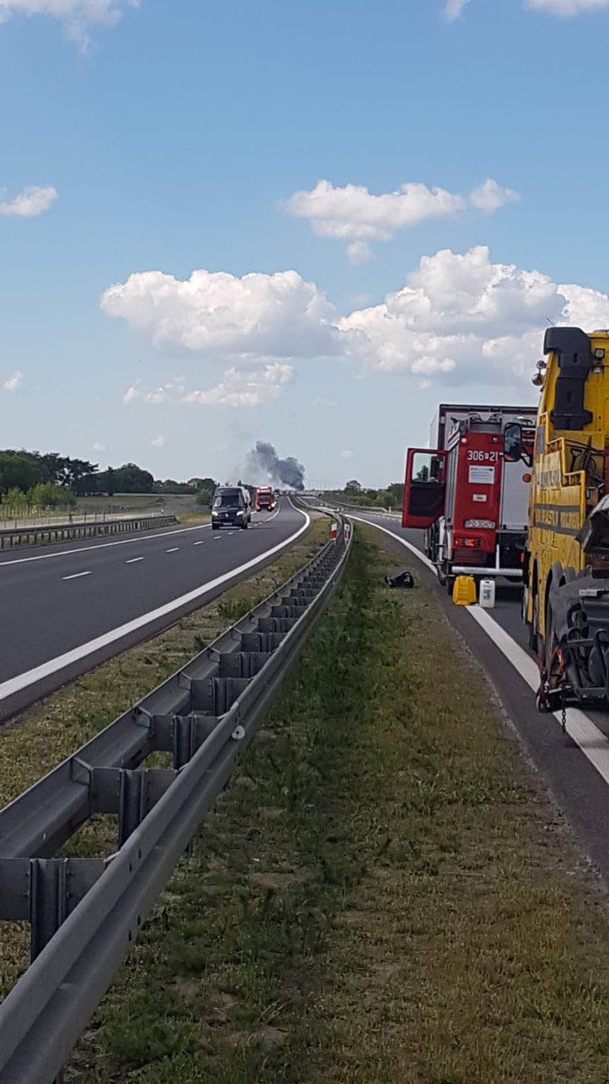 Pożar samochodu na węźle Poznań-Wschód. utrudnienia na S5 i A2 (Aktualizacja)