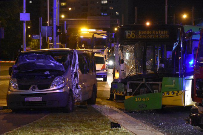 Trzy osoby ranne w zderzeniu pojazdu transportu medycznego z autobusem