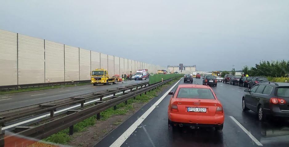 Trzy zdarzenia drogowe na S11 w Gądkach, utrudnienia w ruchu w obu kierunkach