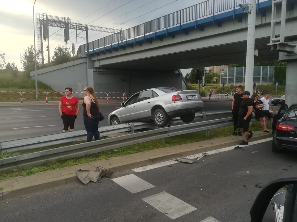 Wypadek na ul. Podwale. Droga częściowo zablokowana.