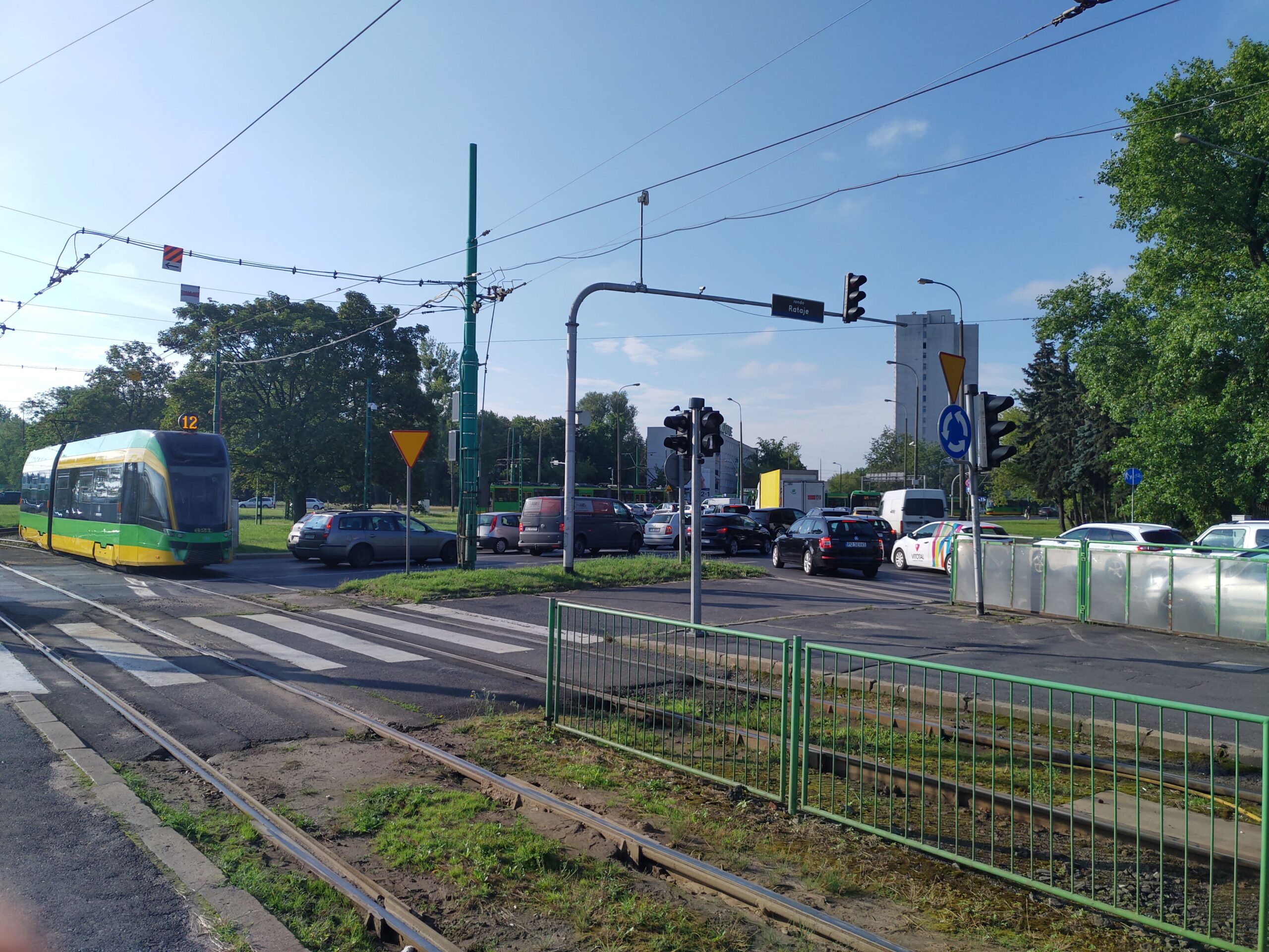 Poranne problemy na Rondzie Rataje. Zepsuty tramwaj blokował ruch kołowy